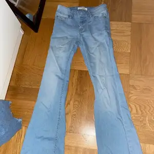 Säljer nu dessa ljusblåa bootcut jeans då dom börjar bli för korta för mig är ca 160cm dom är väldigt stretchiga och sköna o köpta för 350kr på Lindex för ett par år sedan sparsamt använda och inte använda nu på ca ett år. Inga hål eller liknande och är justerbar i midjan.