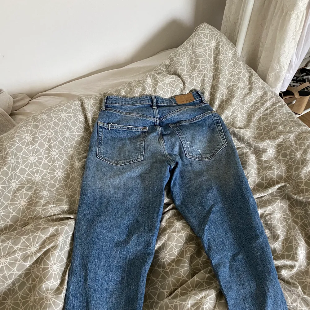 Säljer dessa slitna jeans från Gina i stl 36 och säljer dem då de inte kommer till användning, köpare står för frakt . Jeans & Byxor.