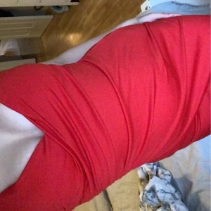 Röd klänning  - Säljer min röda klänning från shein som är i jättebra skick 