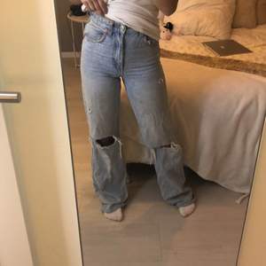 Jeans från zara i strl 32💕 jag är 160cm lång, har klippt dom en bit men de är fortfarande väldigt långa. 200kr inkl frakt, köpare står för frakt!!💓