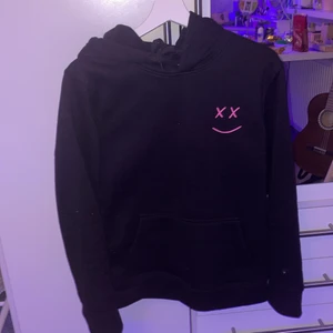 Louis Tomlinson merch  - Säljer pga att den är lite för liten för mig ⚠️De som har budat har ångrat sig, skriv till mig direkt om du vill köpa⚠️