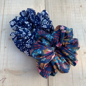 Blommig scrunchie  - Fina scrunchies gjorda stuvbitar. Nya och oanvända. 🌸😊