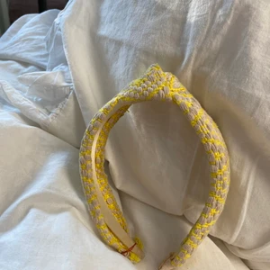 Populärt diadem - Säljer mitt populära diadem som ej kommer till användning, dock har en sönder grej vid öronen ramlat av och nu har jag gjort en egen lösning som funkar väldigt bra, det syns ej då det är bakom örat. Skriv vad du skulle kunna tänka dig att betala