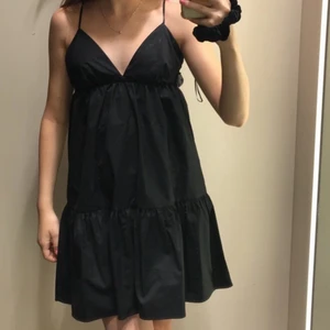 Zara klänning - Säljer denna populära och skitsnygga klänningen från zara. Klänningen är oanvänd och säljs då den ej kommer till användning hos mig. Skriv om du har några frågor eller om du är intresserad🌸💕