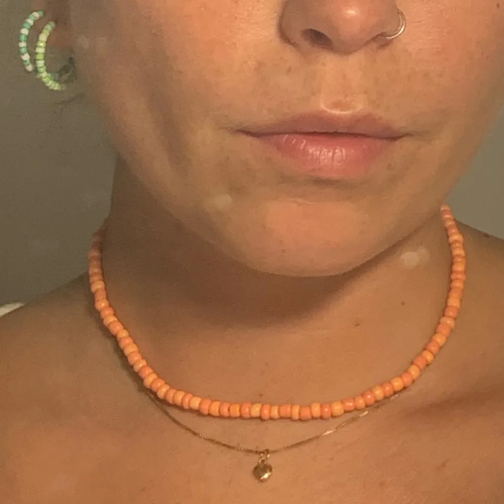Orange egenpärlat halsband 🌼 . Accessoarer.