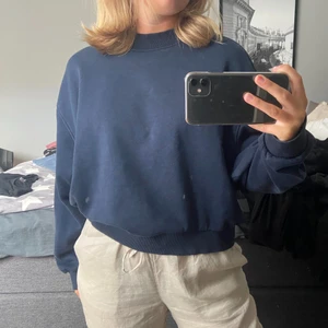 Weekday sweatshirt - Säljer min sweatshirt ifrån weekday. Tvättad endel gånger men varken nopprig eller förstörd. Den är croppad i modellen men fortfarande oversized, köparen står för frakten!!🤪