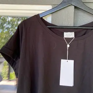 Svart basic T-shirt med uppvikta ärmar🖤🕶 Strl Xl/L               Prislapp kvar, aldrig använd <33