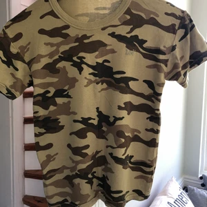 Lee kamouflage topp, strl S - Skön topp i kamouflage från Lee, ingen storleks markering men bedömner som XS~S