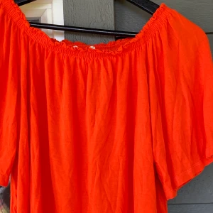 Orange Blus - 🧡🧡 Strl xs men sitter som en S eller M                                    Går även att ha off-shoulder