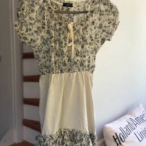 Topp, Smoph, strl S/M - Söt topp i beige och grå/svart med blommor. Ingen storlekslapp men passar både S och M 🖌️🫐🪁