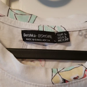 Bershka Sushi t-shirt - Liten i storleken, skulle säga S/M istället för L. Sushi mönster. Köpt på Bershka i Tyskland. Inga fel. Kan ha päls på sig (har katter). 