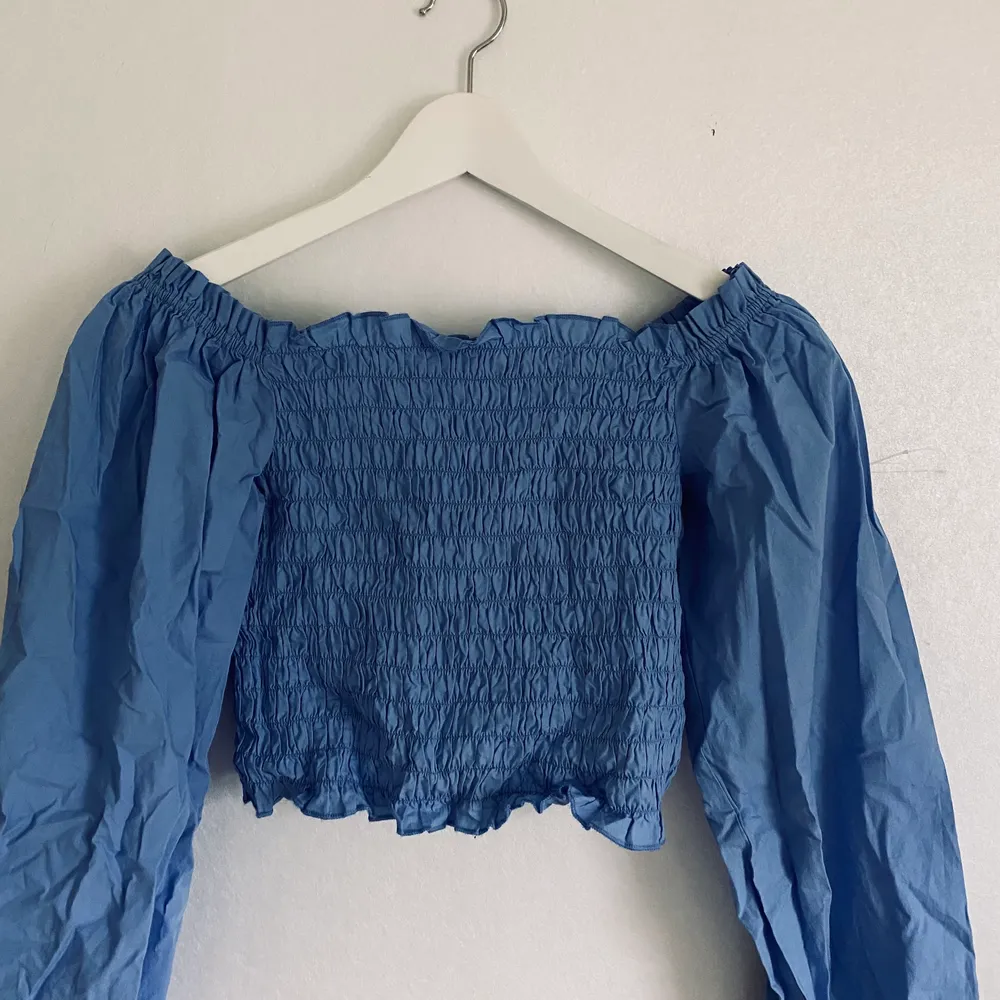 Jättefin offshoulder topp från bikbok! Knappt använd, fint skick!! 120 kr inklusive frakt✨. Toppar.