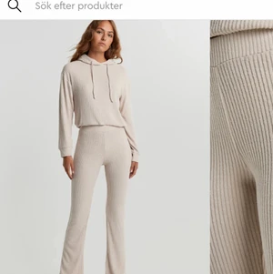 Utsvängda byxor - Utsvängda ribbade beigea byxor från Ginatricot