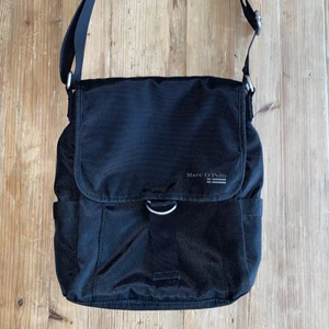 Marc O’Polo sidoväska - Fin sidoväska med justerbara remmar och många bra fack! I fint skick 
