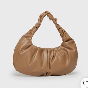 Säljer denna populära väska från Nelly.com som är sparsamt använd! Fake läder.