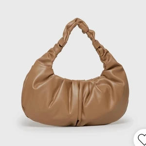 Brun väska från Nelly.com - Säljer denna populära väska från Nelly.com som är sparsamt använd! Fake läder.