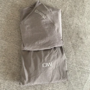 Set icaniwill - Mörkbeige färg. Använt 1 gång. Tights storlek m topp storlek s. Väldigt stretchiga! 250kr för hela setet, köpt för cirka 700kr