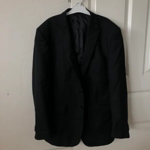 Oversized kavaj, storlek 42? - Köpte här på Plick men tyckte inte den passade mig. Dassar till mycket dock och är fof trendig!🤍