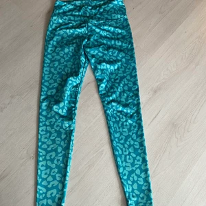 Träningstights - Aldrig använda. Scrunch i rumpan för att framhäva formerna. Sitter bra på xs/s