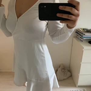 Klänning  - Strl 38. Använt en gång. Snöret man knyter runt går att ta av. Går att diskutera om lägre pris. Köparen står för frakt. 