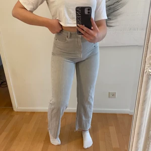 Ljusgrå jeans✌🏻 - Säljer dessa jeans då jag aldrig använt de, jag köpte de här på Plick och de var klippta på längden vilket gjorde att de blev för korta för mig som är 170cm 💕 men de formar kroppen as bra, hör av er vid frågor eller intresse! ✌🏻