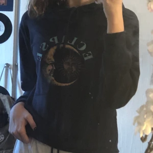 Hoodie - En hoodie från shein som ör ganska tunn. Väldigt fint tryck och knappt använd. Marinblå eller navy färg. Strl S. För fler bilder kontakta. ENDAST SWISCH. FÖR MER INFO KOLLA BIO. 