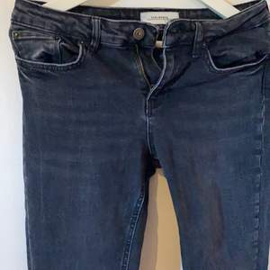 Populära zara jeans i grå/ tvättad svart, knappt använda, strl 38/S, lägg bud