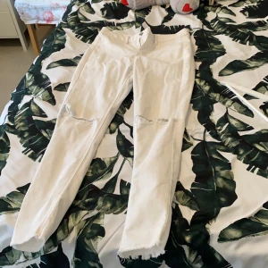 Vita jeans med hål  - Vita jeans från calzedonia, för små för mig därför säljer jag de, passar de som bär S