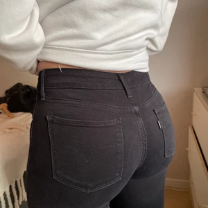 Levis jeans - Säljer dessa svinsnygga!!!! bootcutjeans från Levi’s! Modell 715bootcut Strl 27. Budgivning vid flera intresserade 🤎 Frakt ingår inte i priset 🤍