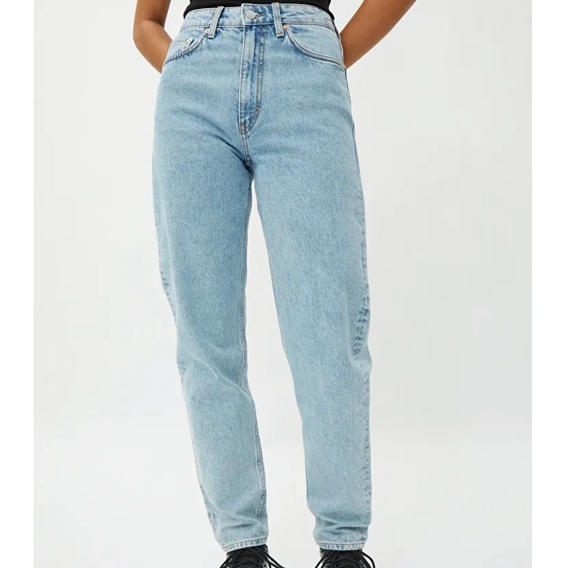 Jeans, ljusblå. Storlek 26/32. Personen på andra bilden är 170cm. Fint skick. Märke: Weekday, modell: Lash.          150kr + frakt 😸. Jeans & Byxor.