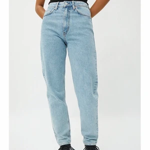 Jeans, weekday - Jeans, ljusblå. Storlek 26/32. Personen på andra bilden är 170cm. Fint skick. Märke: Weekday, modell: Lash.          150kr + frakt 😸