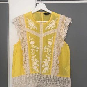 Sommar linne - Super gulligt sommarlinne från zara med spetsdetaljer i jätte bra skick! Vid intresse eller frågor om plagget kontakta mig gärna privat:)