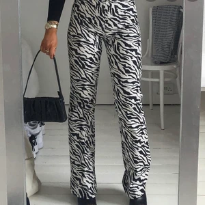 Zebra byxor från Motel Rocks  - Dom super snygga zebra byxorna från Motel Rocks. Endast använt dom en gång och känner inte att dom kommer tillräckligt till användning. 