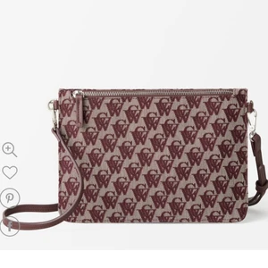 Carin Wester axelremväska - Axelremsväska med CW-logotyp. Innerficka som försluts med dragkedja. (använd 2 ggr, inköpt för 299kr, säljer för 190kr)