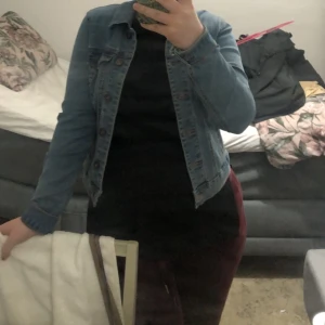 JEANSJACKA - Säljer denna fina jeansjacka som inte kommer till någon användning alls, storlek XS men passar mig som vanligtvis har S/M då den är ganska stretchig❤️