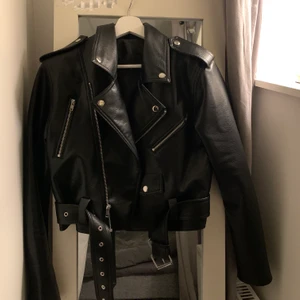 Skinnjacka  - Intressekoll på denna snygga skinnjacka från BikBok, endast använd några få gånger så i absolut nyskick, köptes för 599kr🤎 passar även xs