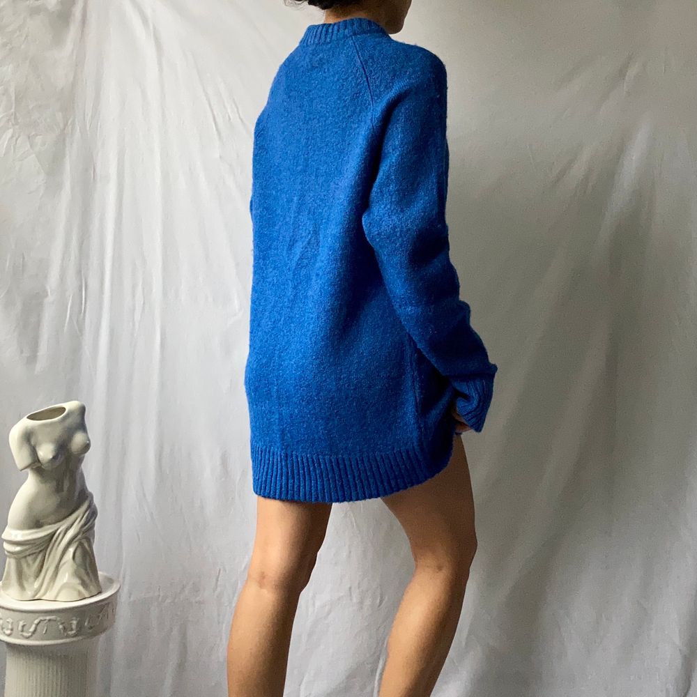 đ WONDERFUL BRIGHT ELECTRIC BLUE KNIT MENâS JUMPER WITH ROUND NECK. COZY AND WARM âą SIZE - M / EU 38 âą BRAND - H&M x ERDEM âą MATERIAL - MY MEASUREMENTS âą Height 161cm / 5'3
