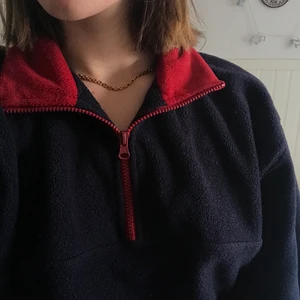 Fleecetröja  - En mörkblå fleece med röda detaljer🥰 