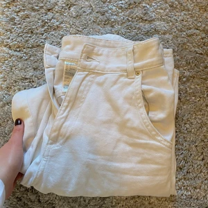 Vita vida jeans - Baggy jeans men som sitter snyggt i rumpa och längd, jag bär storlek S och är 165 cm lång. Köptes på HM för ca 400 kr, bra kvalitet och känns relativt nya. Säljer då de ej kommer till användning. Frakt ingår! 🤍