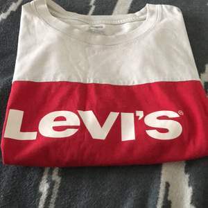 En snygg Levis tröja som jag har använt under en sommar. Säljer eftersom den inte mer kommer till användning. Vid fler bilder eller frågor kontakta gärna mig! 🤍