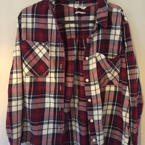 Rutig skjorta - En fanellskjorta- oassar på xs-s. Köparen betalar frakt