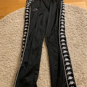Kappa byxor storlek xs - Kappa byxor i jättebra skick. Säljer Pga att dom har blivit för små. 