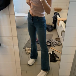 Blå bootcut - Säljer dess blå/mörkblå bootcut jeans från Dr.denim           Skriv för fler frågor🧡