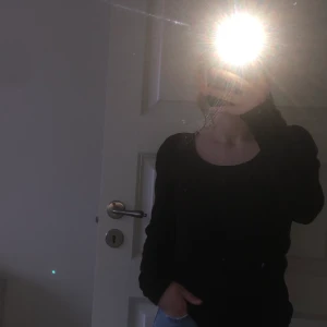 Tröja - En svart långärmad tröja med lite puff på axeln stl s