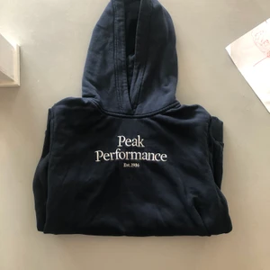 Peak performance Hoodie  - Säljer denna mörkblåa Peak Performance hoodie för att jag har tröttnat på den 