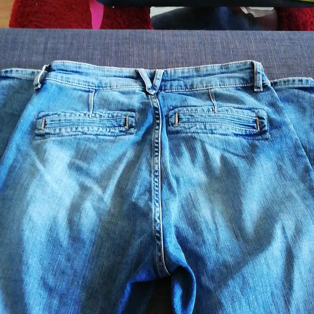 Fina boyfriend jeans från Lindex som inte används längre då dom är förstora på mig. De är i gott skick och väldigt bekväma. Köparen står för frakten. . Jeans & Byxor.