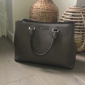 Micheal Kors Savannah - Säljer min knapp använda micheal kors  Savannah väska , orginalpris ca 3500kr. Den är äkta och i superfint skick. Priset kan diskuteras 