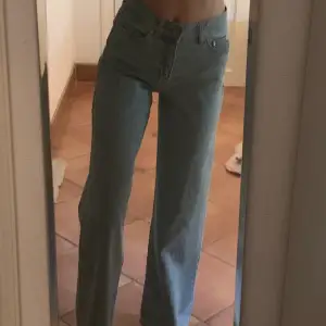 Supersnygga långa jeans 💞 helt oanvända och därför i toppskick🤍. 