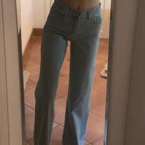 Supersnygga långa jeans 💞 helt oanvända och därför i toppskick🤍. 