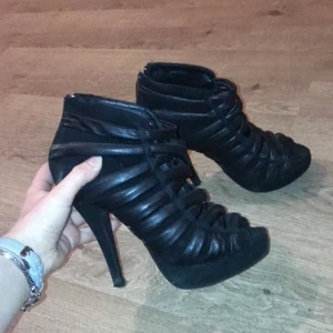 100kr - Säljer svarta klackar av märket scorett i storlek 39-40 😊 pris kan diskuteras 